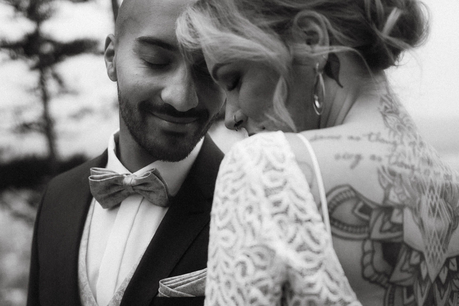 die Stirn des Brautpaares berühren sich, beide lächeln