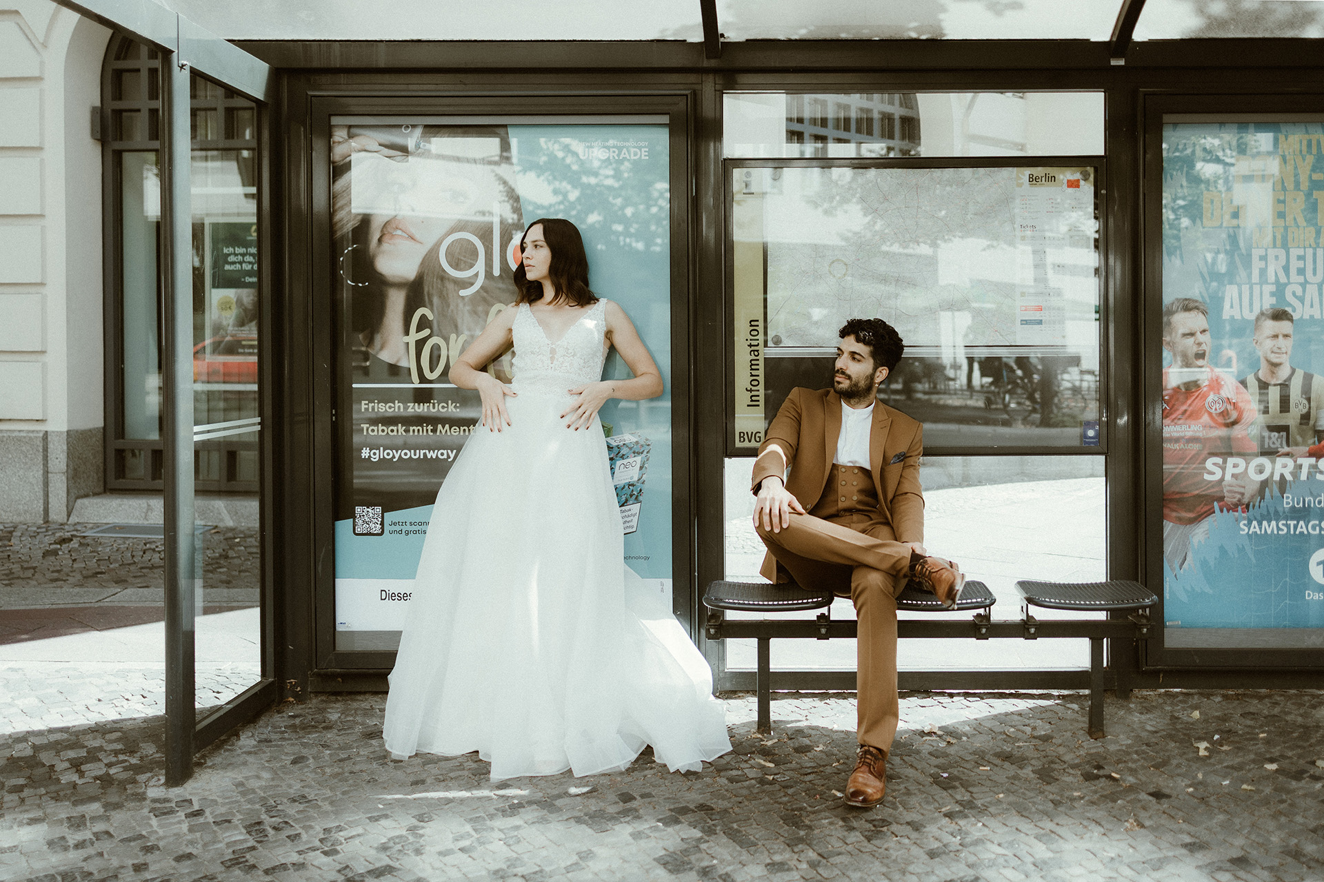 Hochzeitspaar an Bushaltestelle